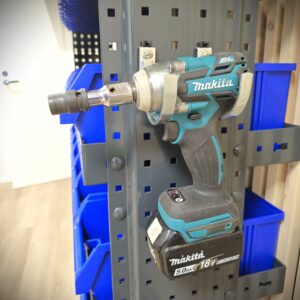 u-ripustin pakettiautoon makita