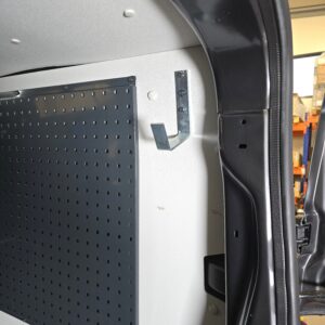 Ripustinkoukku sinkitty iso Toyota Proacen tavaratilassa