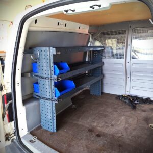 Volkswagen Caddy Cargo lyhyt malli, vasemmalle sivuseinälle asennettu 130 cm pakettiauton hylly.