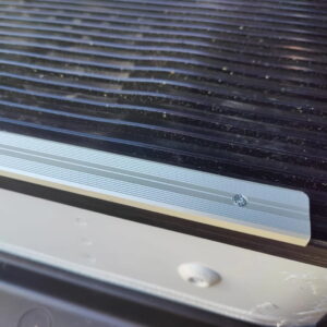 ALUMIINILISTASARJA TAVARATILAN OVIKYNNYKSIIN