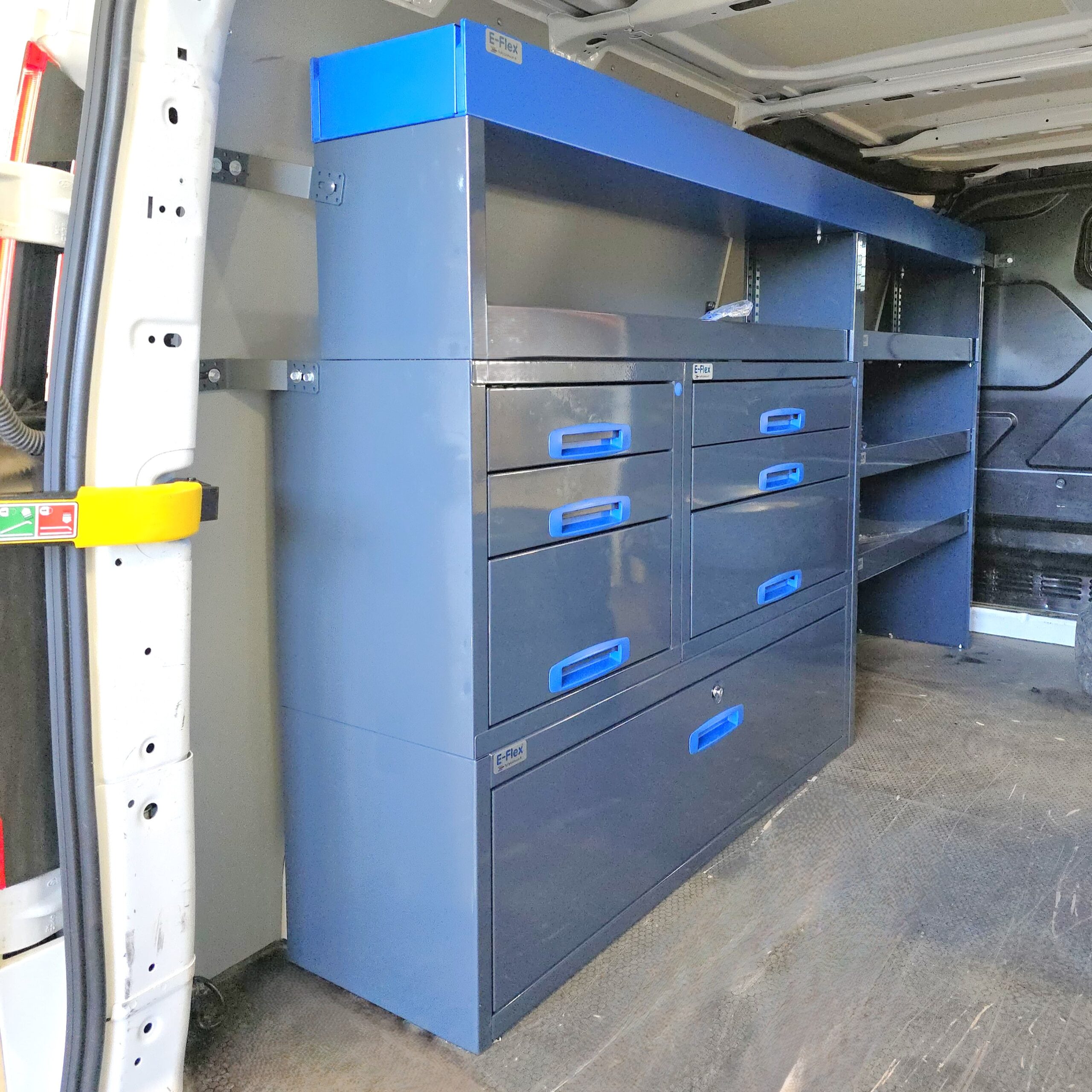 Ford Custom pakettiauton hyllyt kylmätalo kuura asiakaskokemus