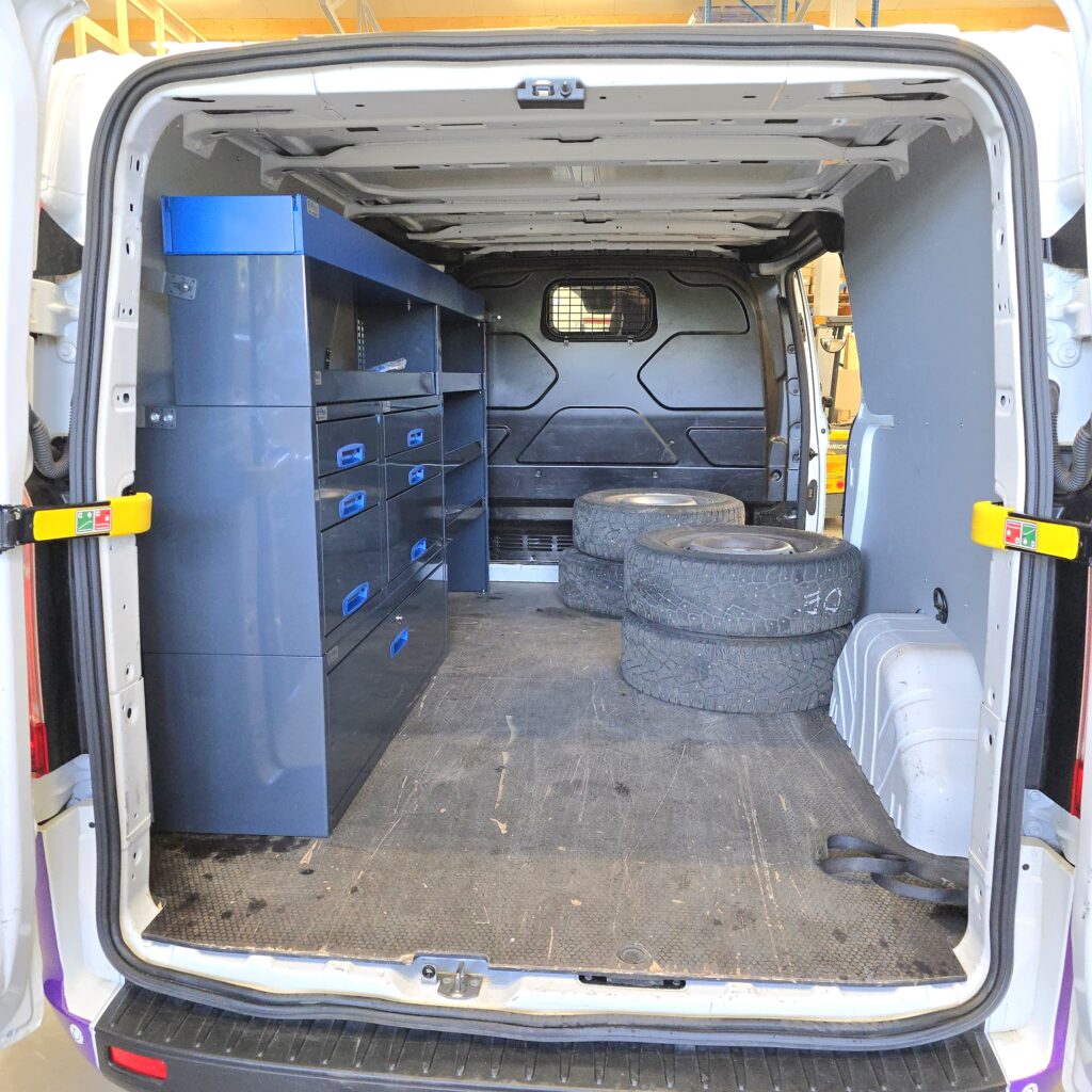 Ford Custom pakettiauton hyllyt kylmätalo kuura asiakaskokemus