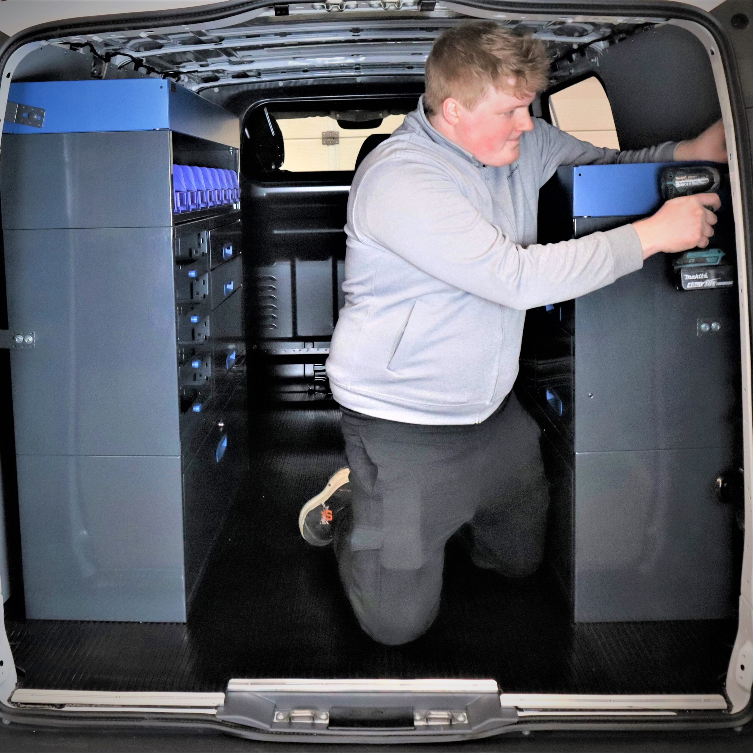 asennuspalvelu pakettiauton hyllyille