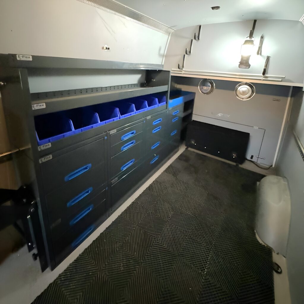 Sprinter retkeilyauto tavaratilan hyllyt