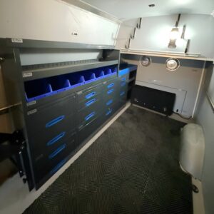 Sprinter retkeilyauto tavaratilan hyllyt