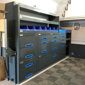 Sprinter retkeilyauto tavaratilan hyllyt