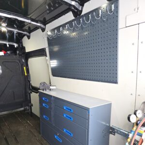 Ford Transit L4 huoltoauto jossa suuri 144 x 79,5 cm työkalutaulu GWS järjestelmällä