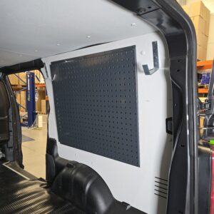 Toyota Proace työkalutaulu oikealla sivuseinällä pakettiauton tavaratilassa