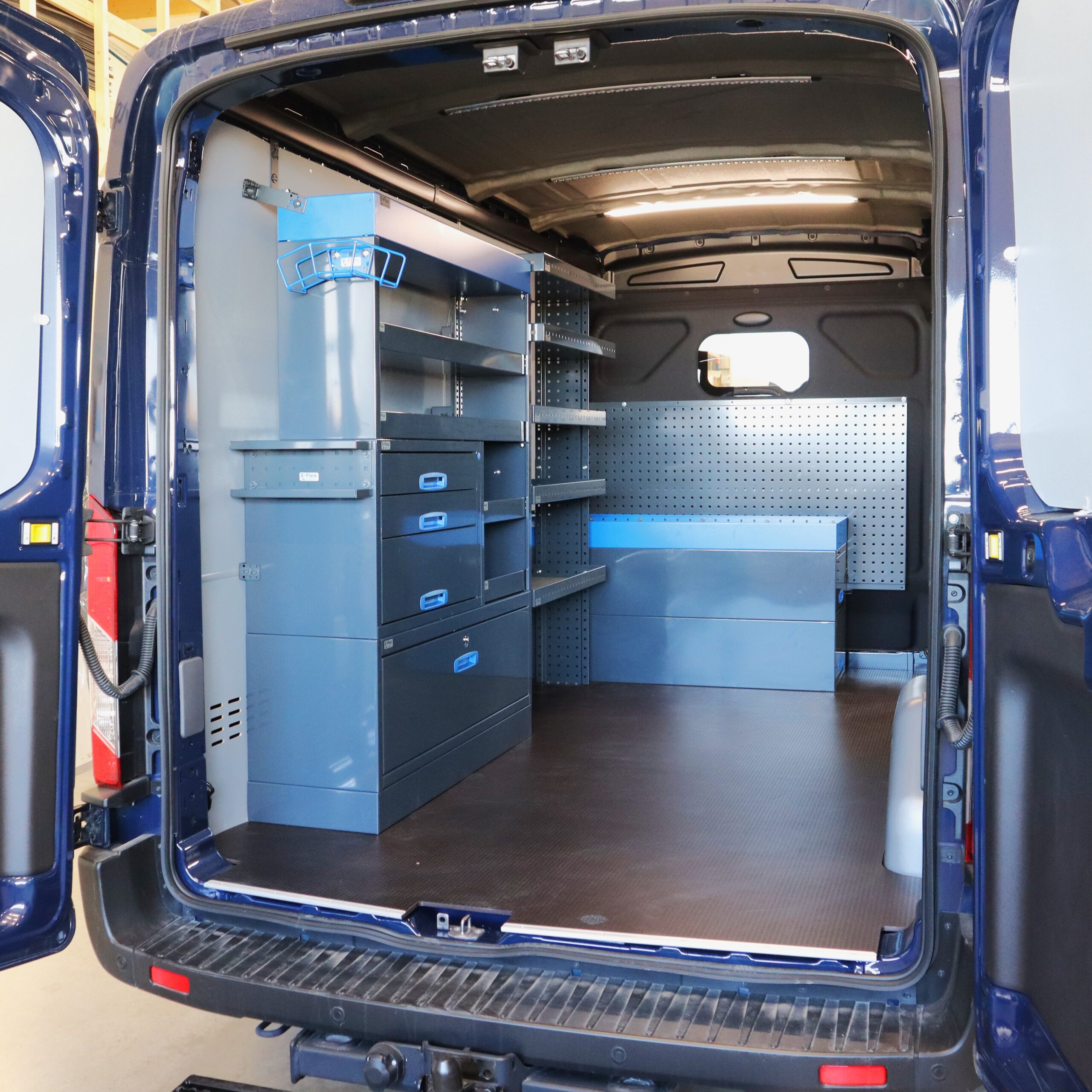 Ford Transit pakettiauton hyllyt tarmo timpuri