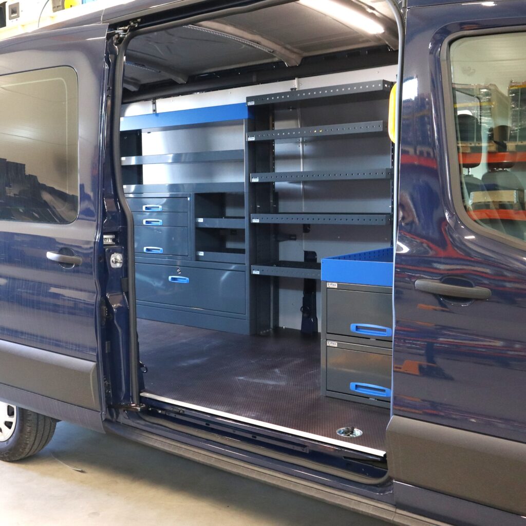 Ford-Transit pakettiauton hyllyt tarmo timpuri