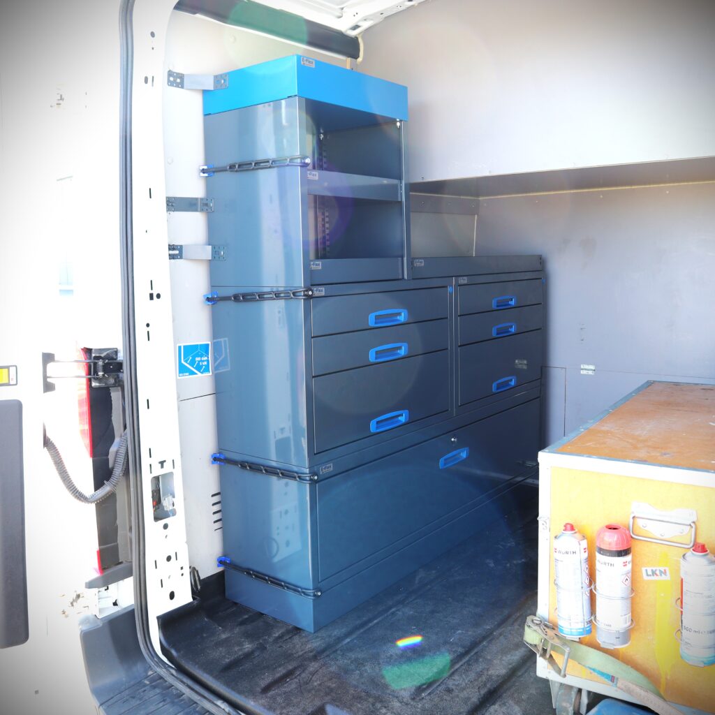 Ford Transit retkeilyauton hyllyt