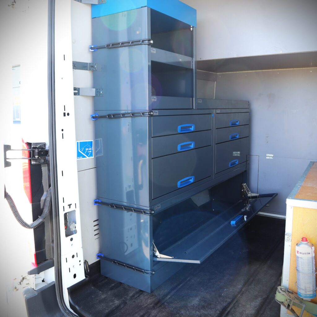 Ford Transit retkeilyauton laatikosto