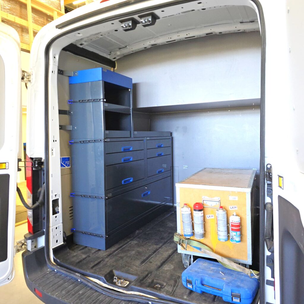 Ford Transit retkeilyauton työkaluhyllyt