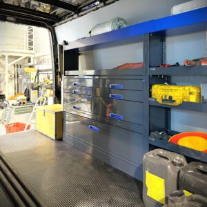 Louhintavalkonen 304 cm pakettiauton hyllykkö laatikosto vetolaatikoilla m-b sprinter