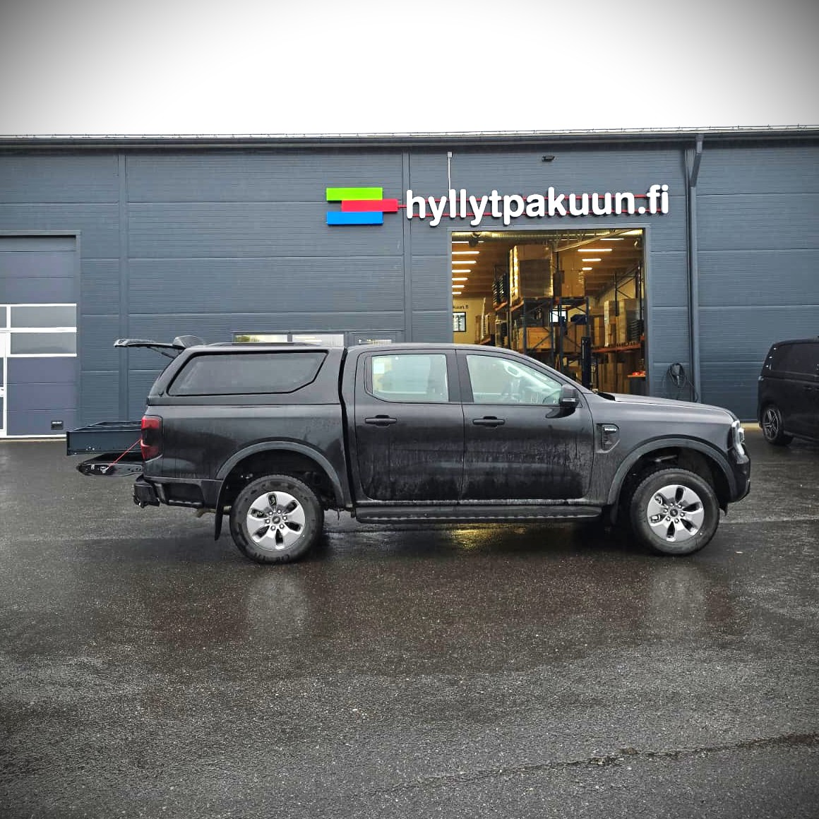 Ford Ranger pakettiauto varustettuna E-Flex hyllyjärjestelmällä