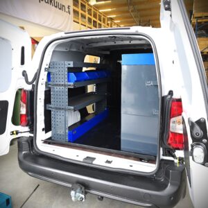 Toyota Proace City pakettiauton hyllyratkaisu – käytännöllinen hyllykkö työkalujen ja tarvikkeiden säilytykseen