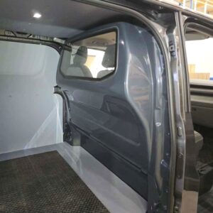 Mukavuusväliseinä Volkswagen Transporter T7 asennettuna tavaratilan puolelta