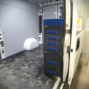 36 cm päädystä aukeava vetolaatikosto korkeus 107 cm Toyota Proace Max pakettiautossa