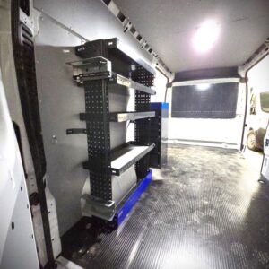 Lapio ja rautakankiteline Toyota Proace Max pakettiautossa