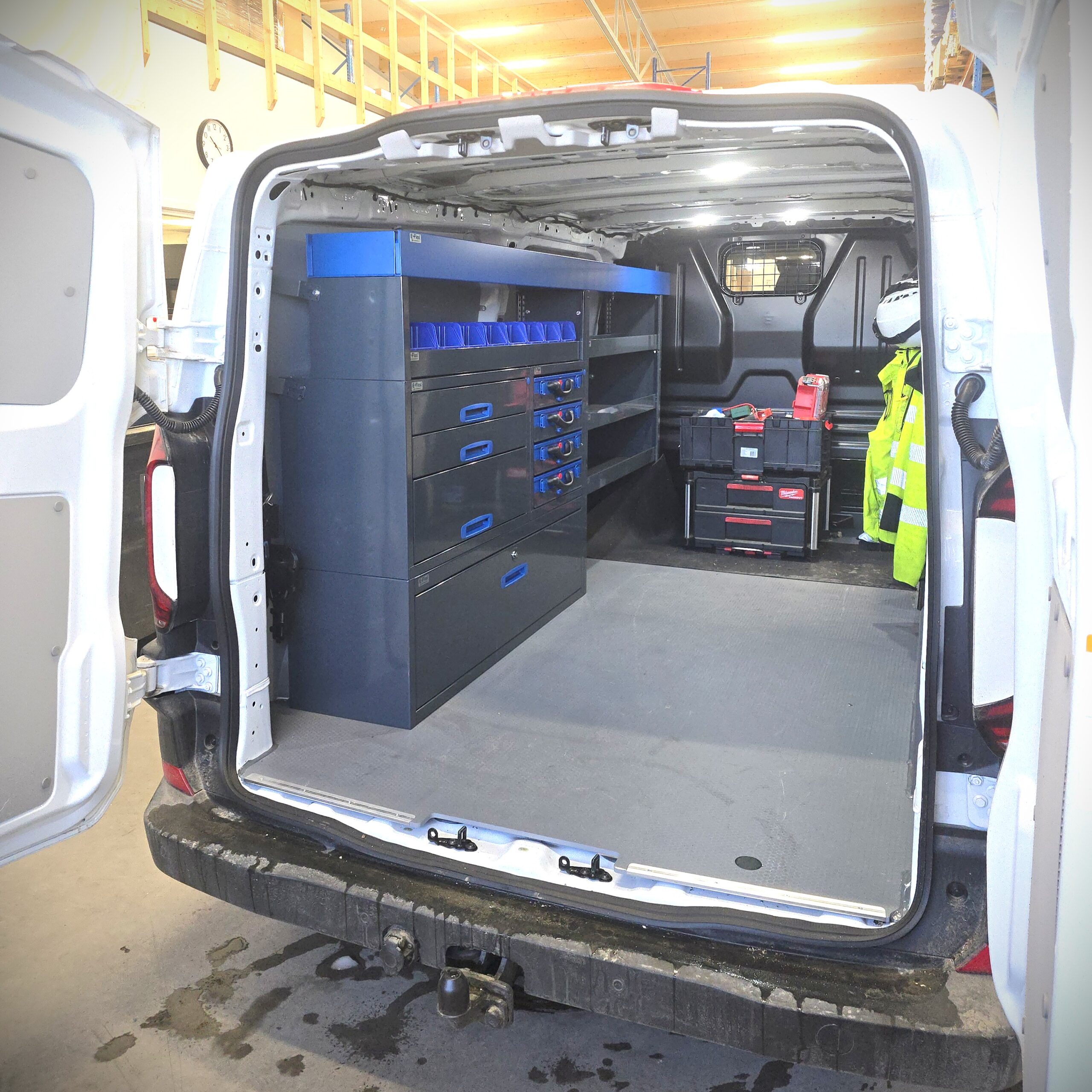 230 cm hyllykkö ja laatikosto salkuilla Volkswagen Transporter T7 pitkä tavaratila