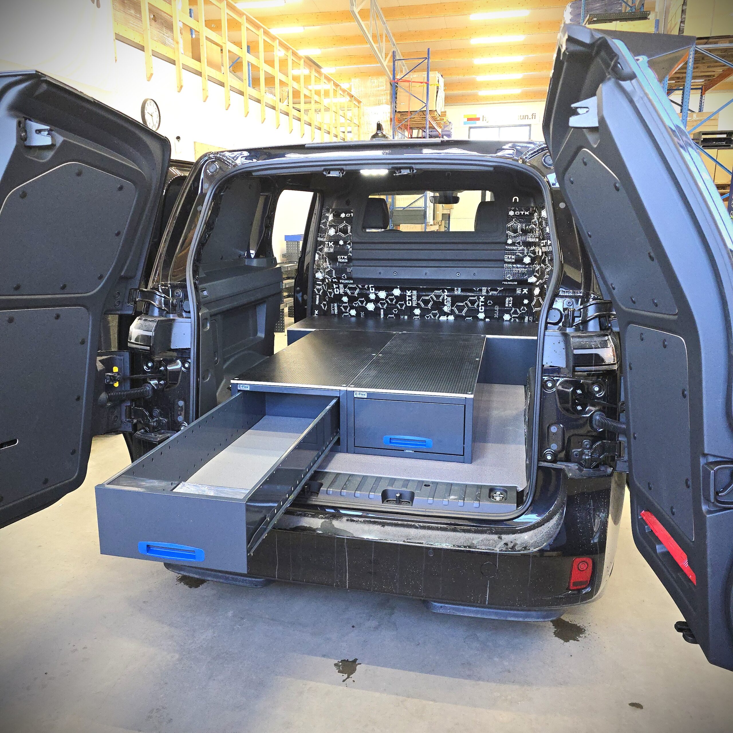 Kalusteet pakettiautoon: laatikostot, hyllyt ja lisävarusteet